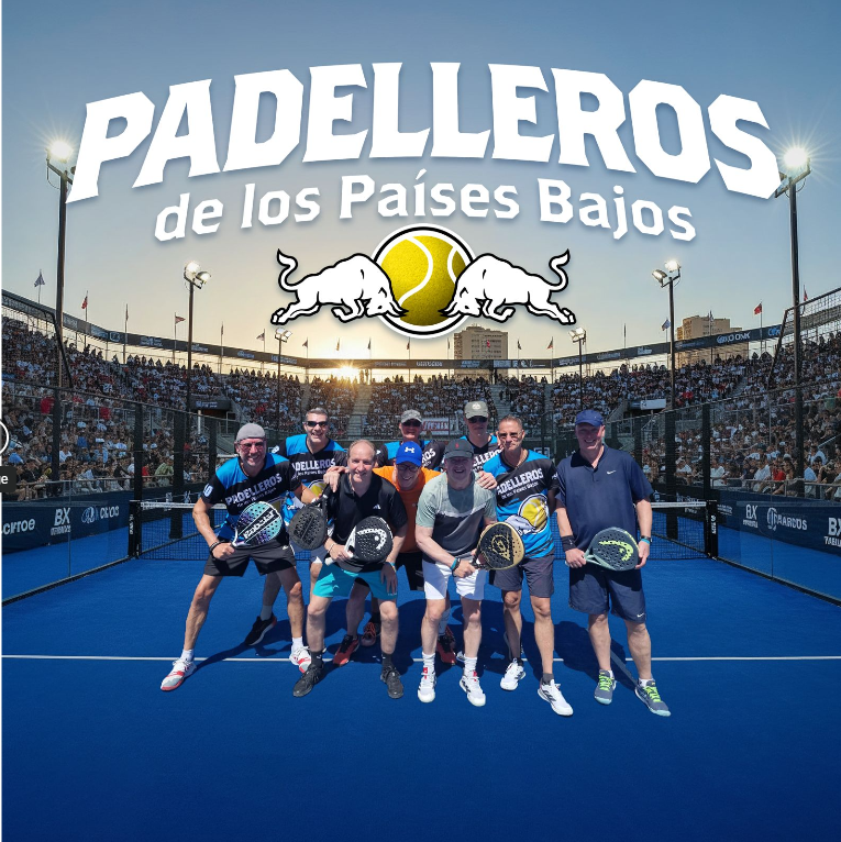 De Sons of Beaches samen op de padelbaan